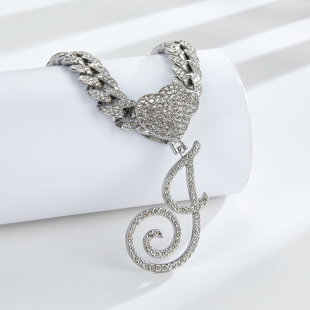 Collana cubana con cuore e iniziale in corsivo, impreziosita da diamanti