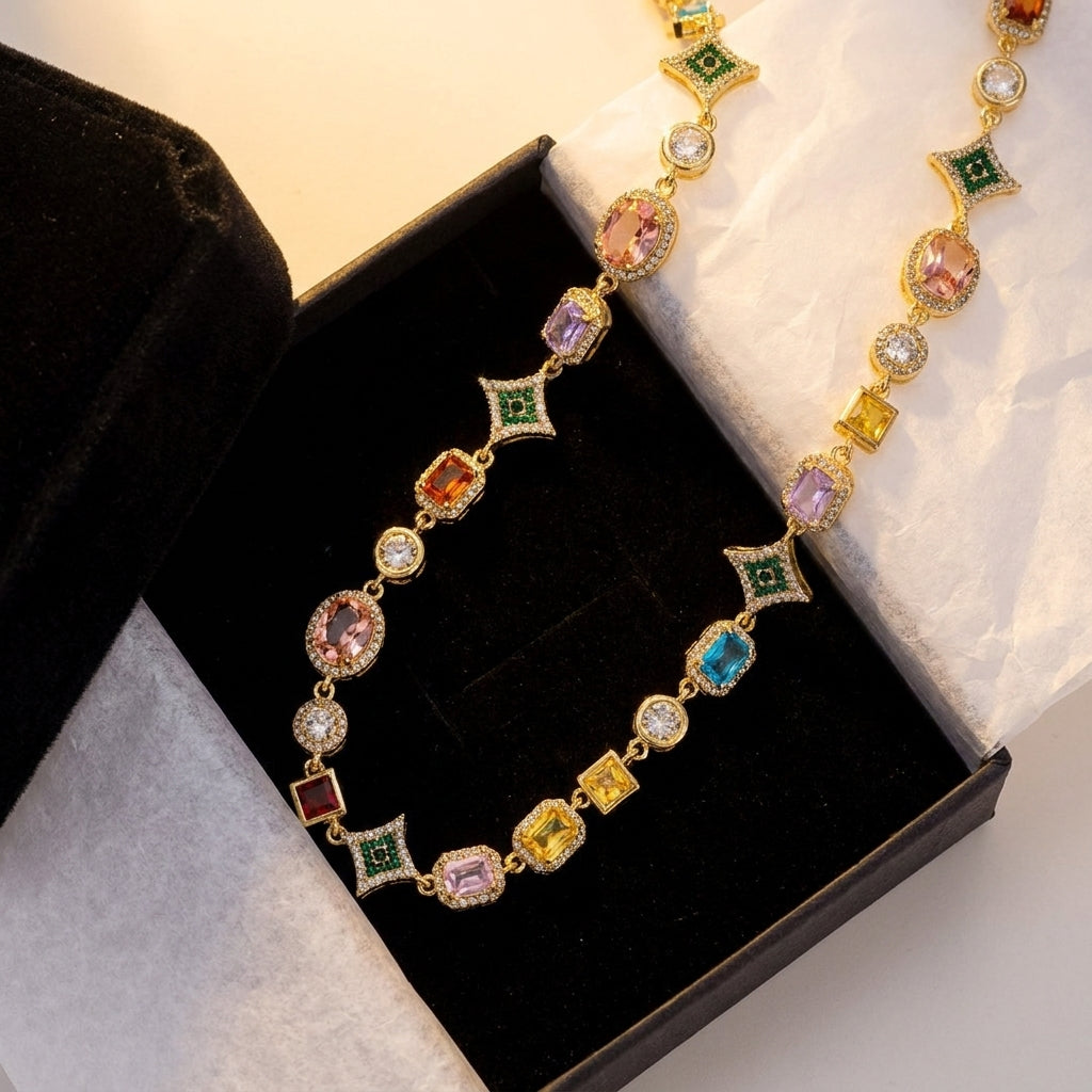 Collana con gemme geometriche colorate
