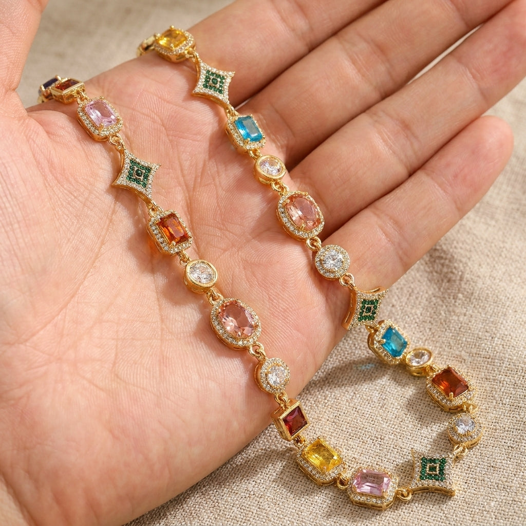 Collana con gemme geometriche colorate