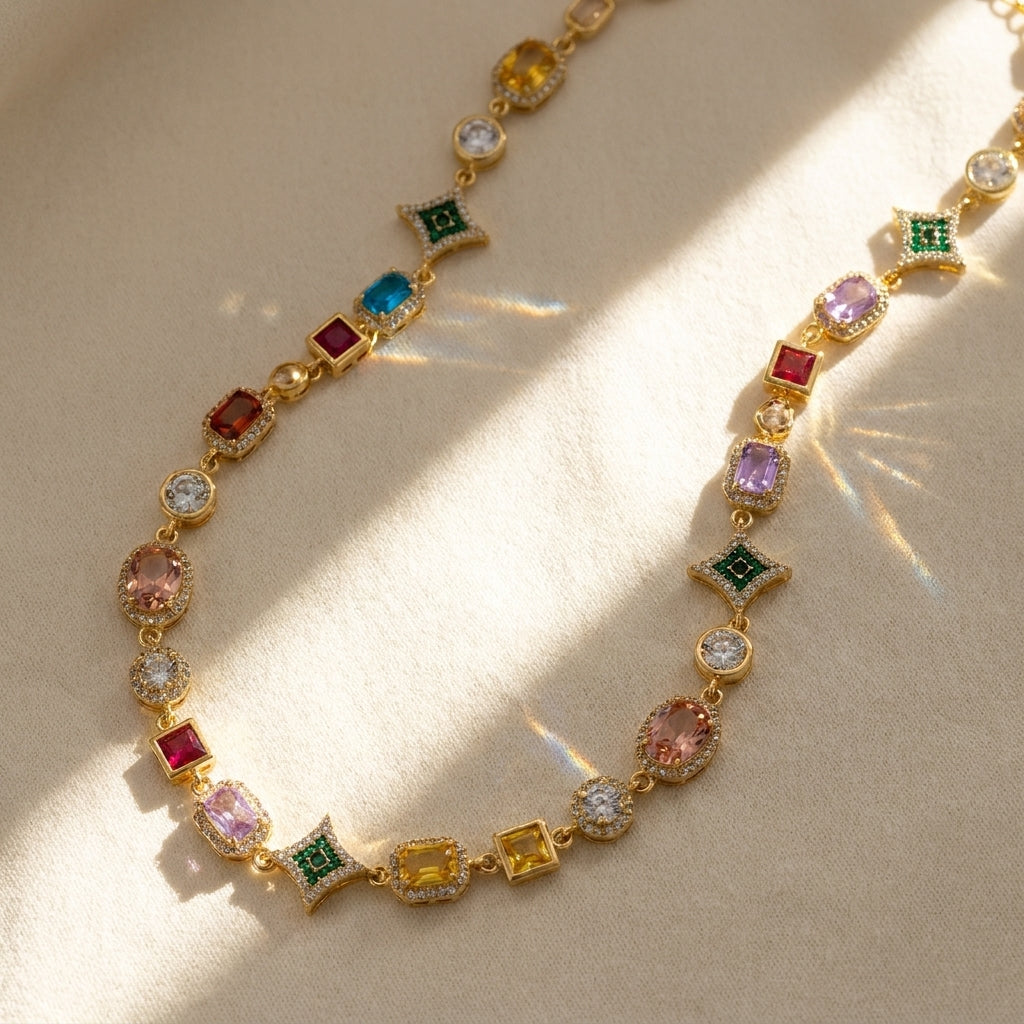 Collana con gemme geometriche colorate