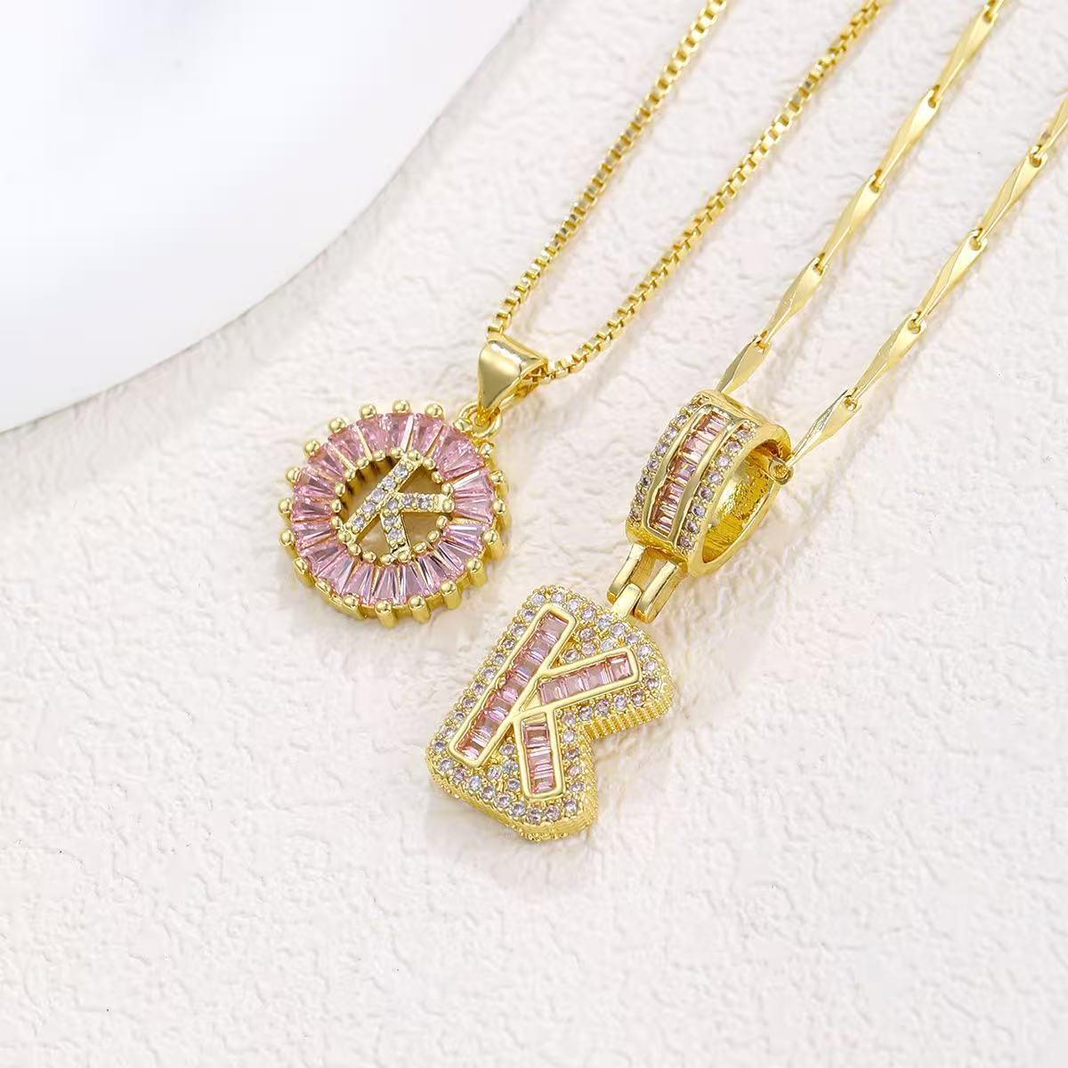 Zestaw 2 naszyjników 14k z diamentowym inicjałem litery (edycja limitowana Pink)