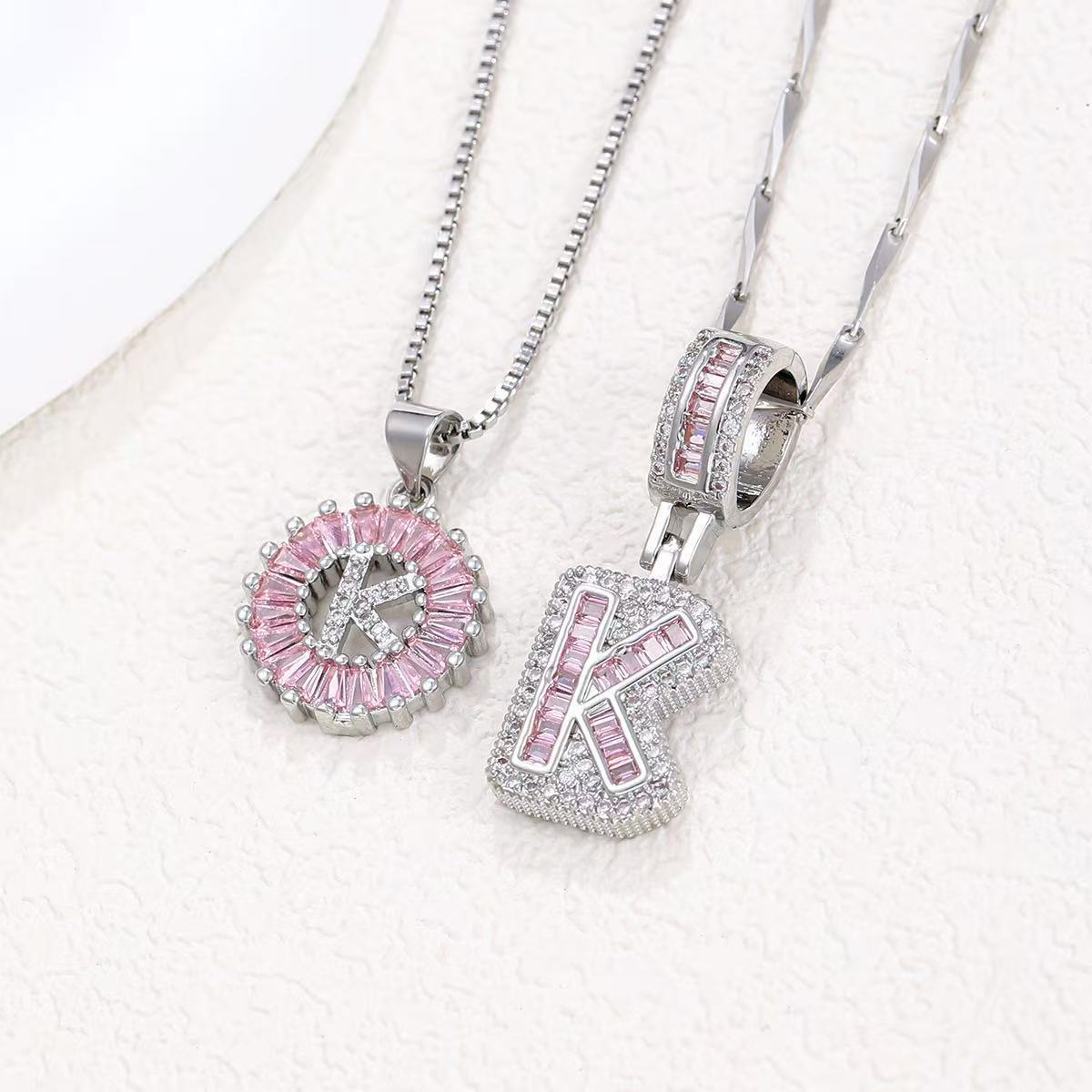 Zestaw 2 naszyjników 14k z diamentowym inicjałem litery (edycja limitowana Pink)