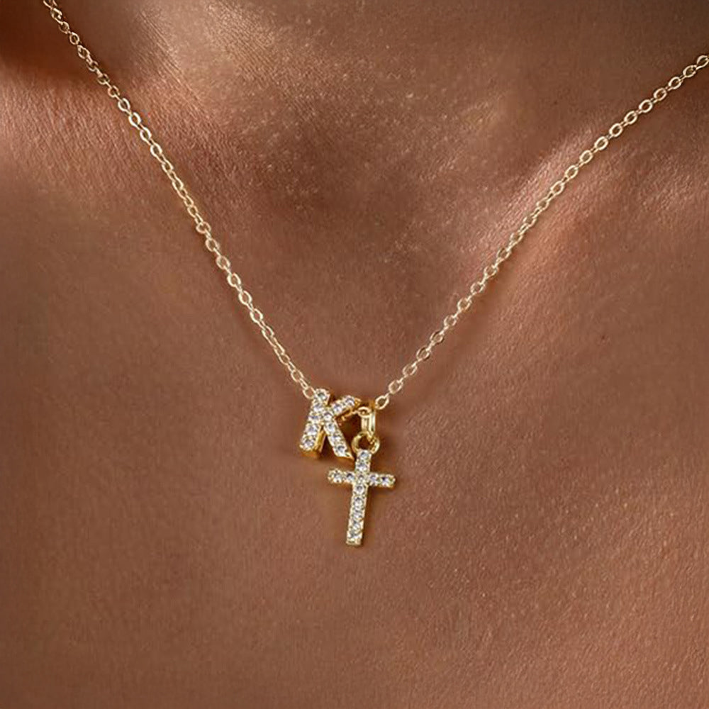 Collar delicado con inicial de diamante y cruz
