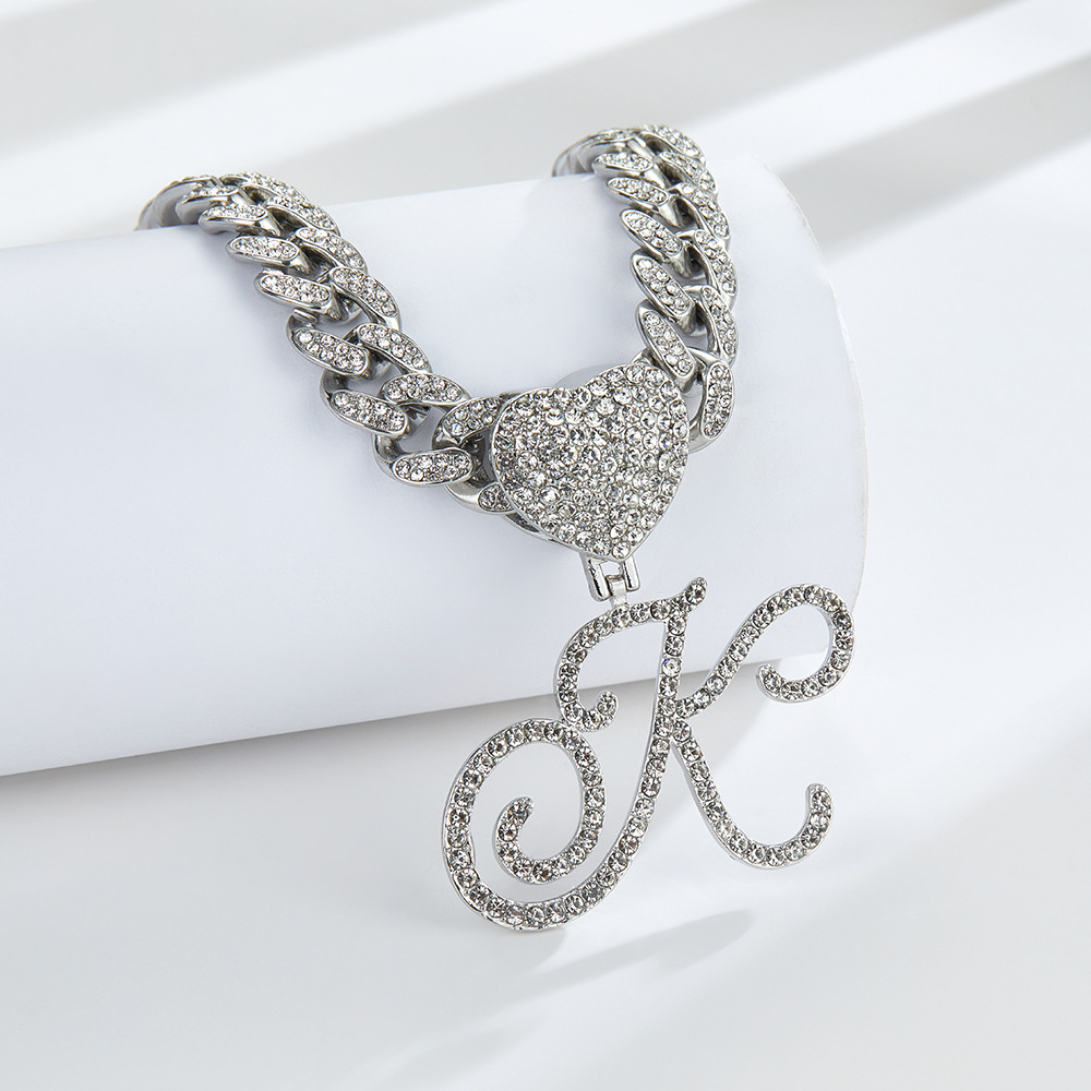 Collana cubana con cuore e iniziale in corsivo, impreziosita da diamanti