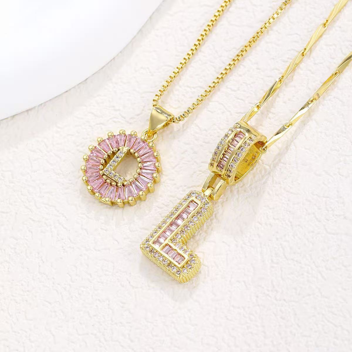 Zestaw 2 naszyjników 14k z diamentowym inicjałem litery (edycja limitowana Pink)