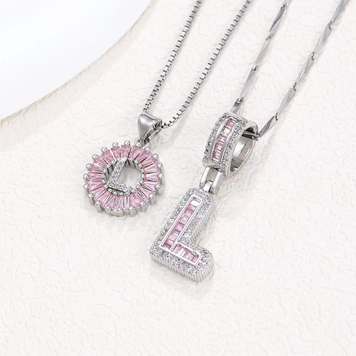 Zestaw 2 naszyjników 14k z diamentowym inicjałem litery (edycja limitowana Pink)