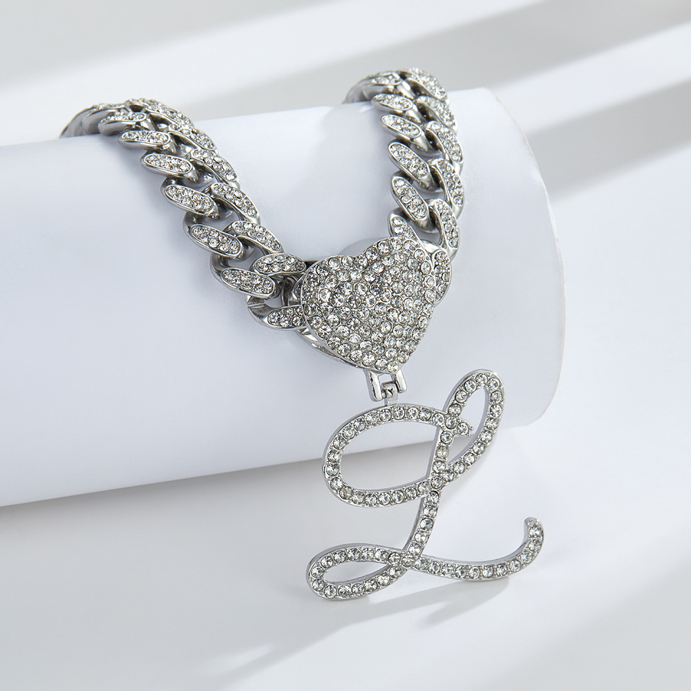 Collana cubana con cuore e iniziale in corsivo, impreziosita da diamanti