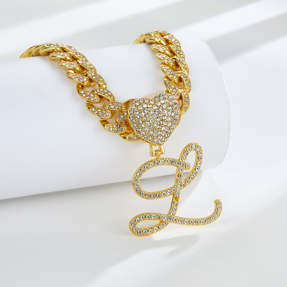 Collana cubana con cuore e iniziale in corsivo, impreziosita da diamanti