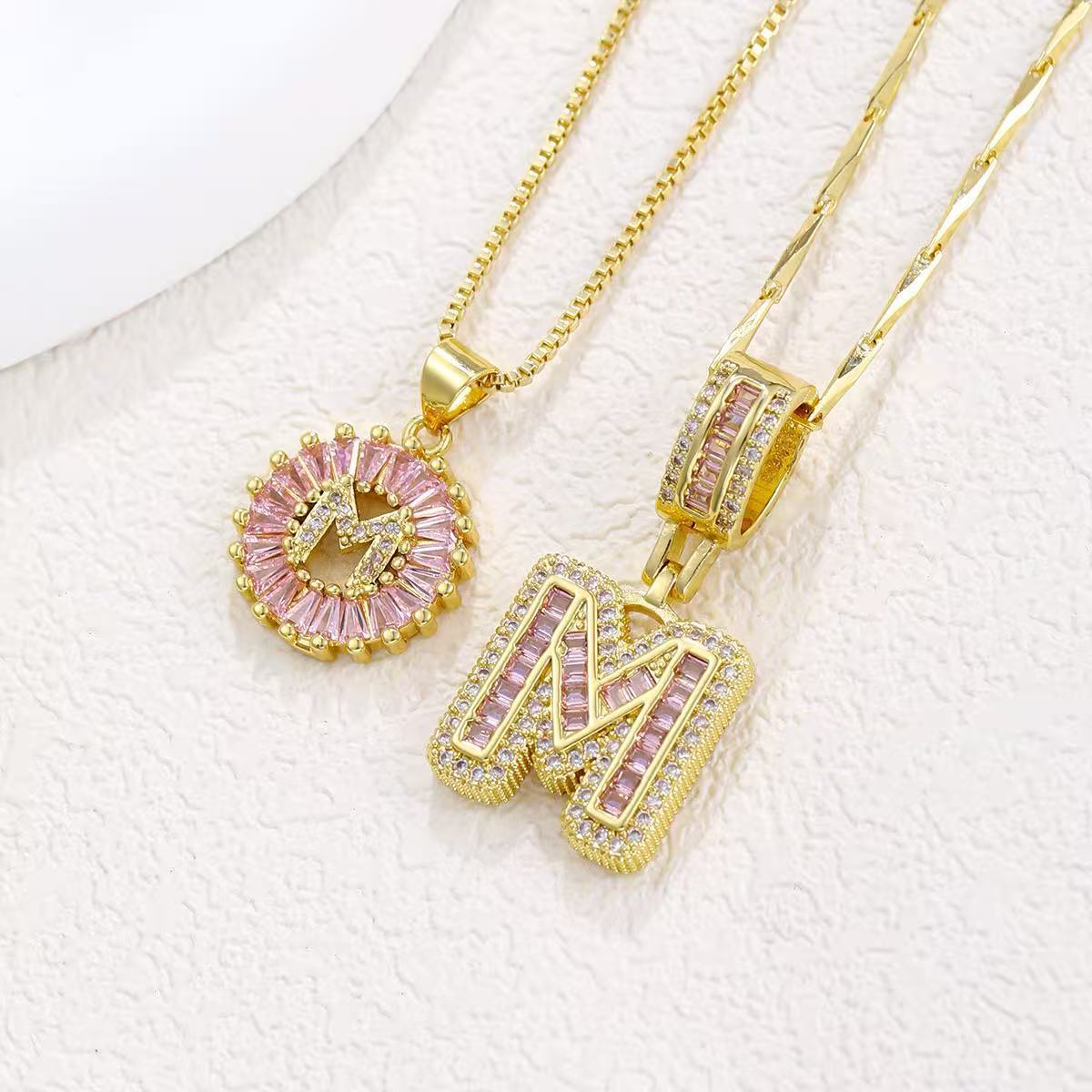 Zestaw 2 naszyjników 14k z diamentowym inicjałem litery (edycja limitowana Pink)