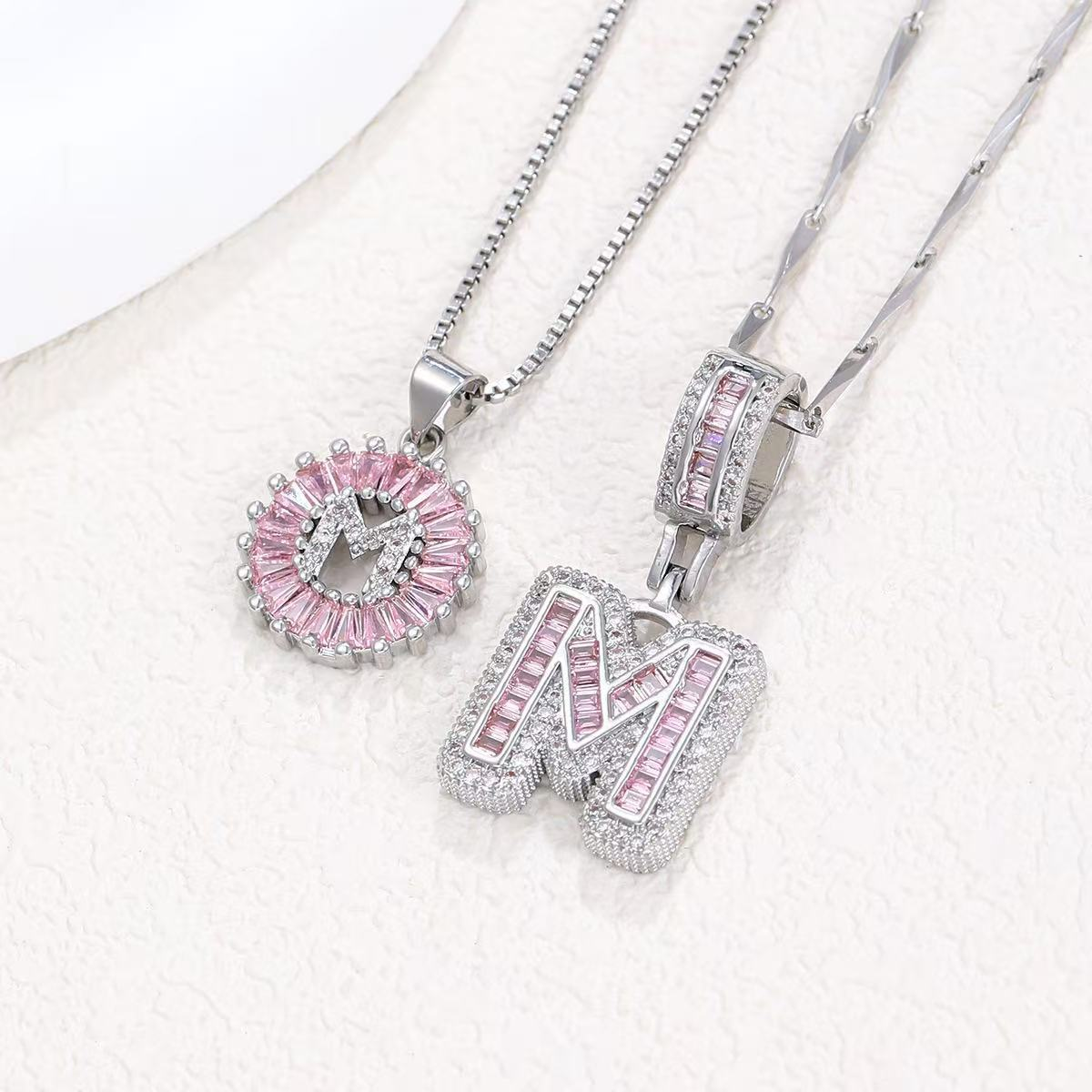 Zestaw 2 naszyjników 14k z diamentowym inicjałem litery (edycja limitowana Pink)