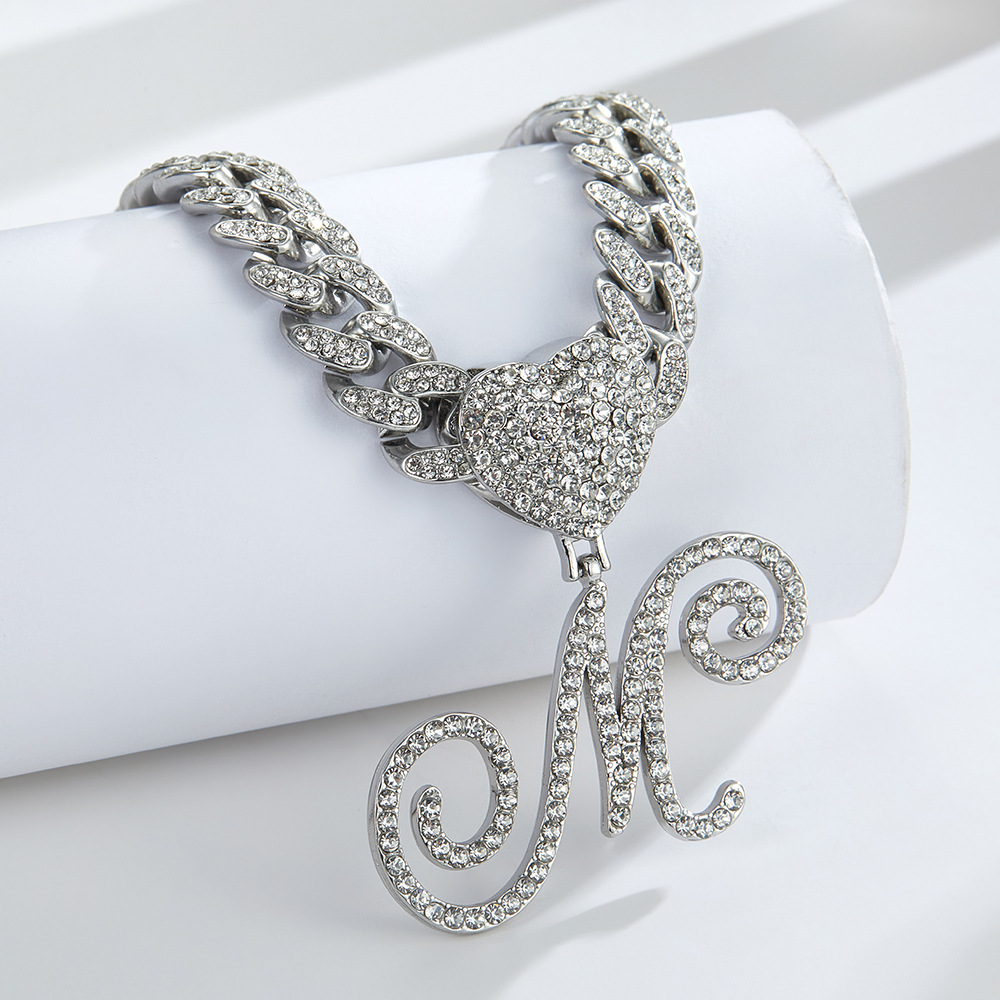 Collana cubana con cuore e iniziale in corsivo, impreziosita da diamanti