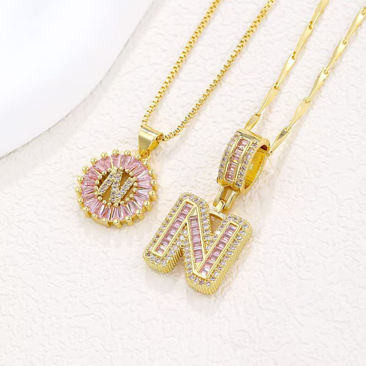 Zestaw 2 naszyjników 14k z diamentowym inicjałem litery (edycja limitowana Pink)