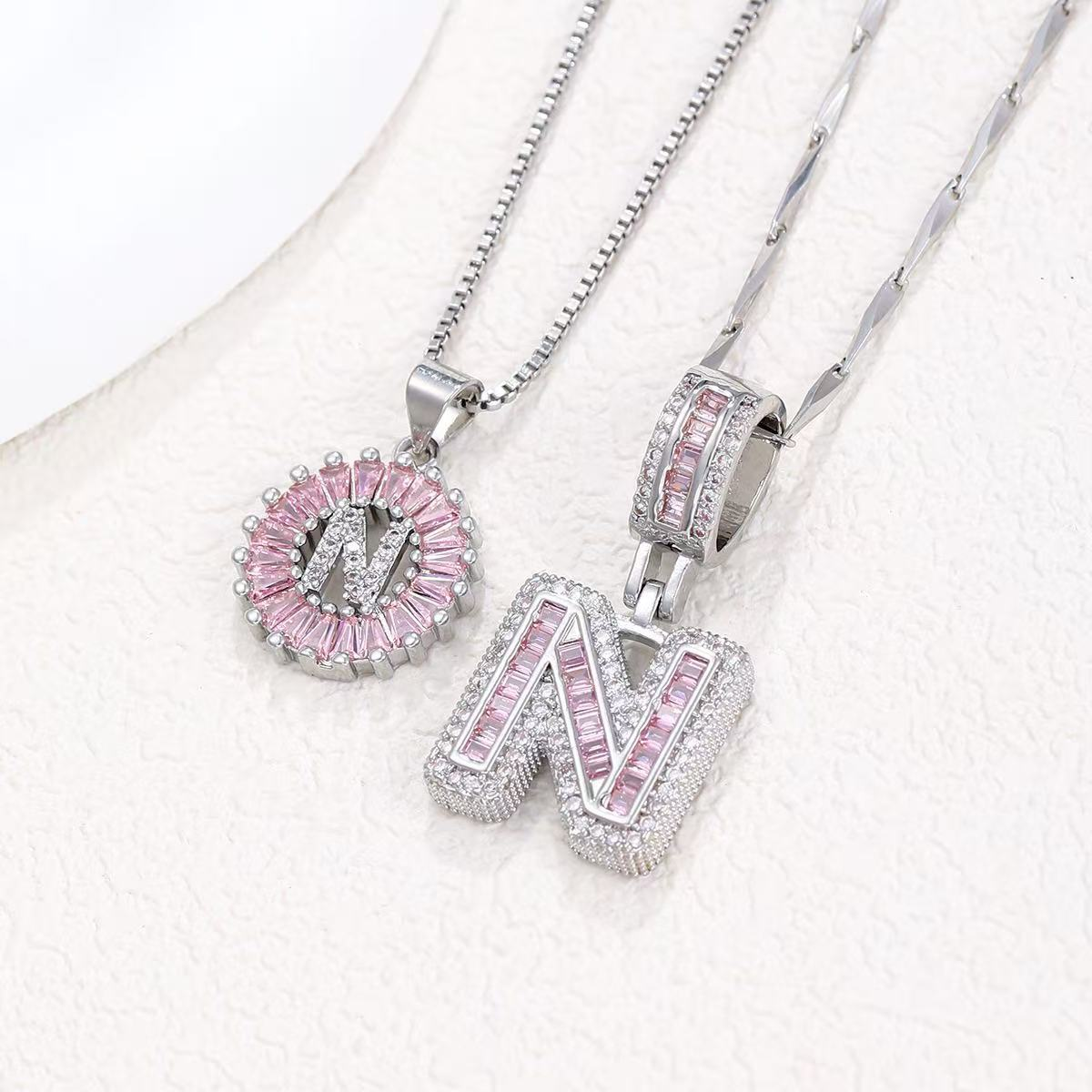 Zestaw 2 naszyjników 14k z diamentowym inicjałem litery (edycja limitowana Pink)