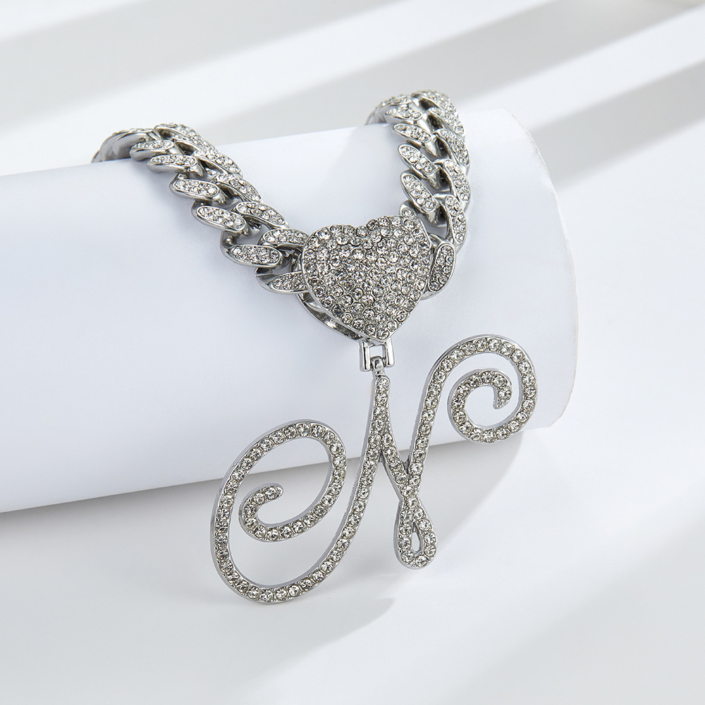 Collana cubana con cuore e iniziale in corsivo, impreziosita da diamanti