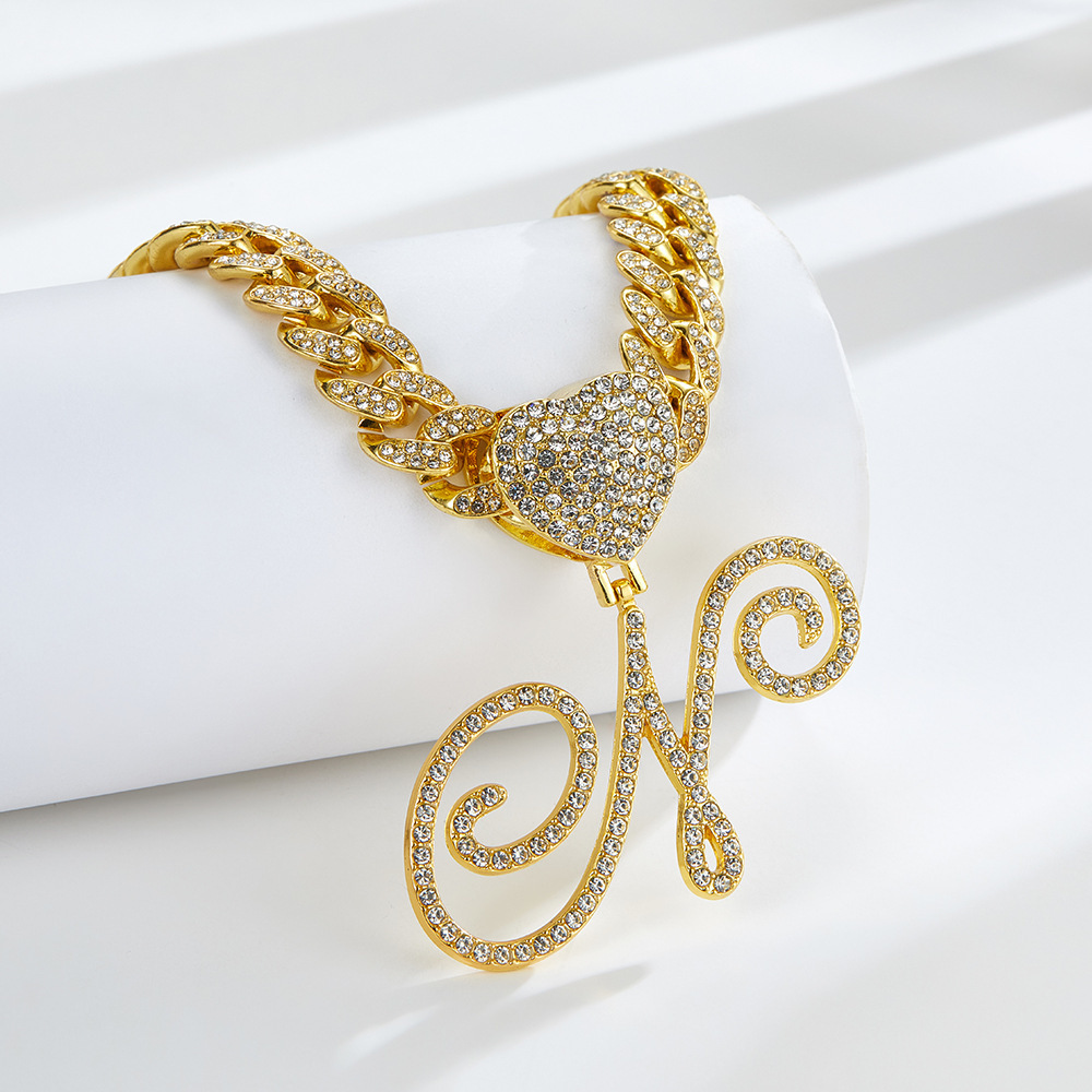 Collana cubana con cuore e iniziale in corsivo, impreziosita da diamanti