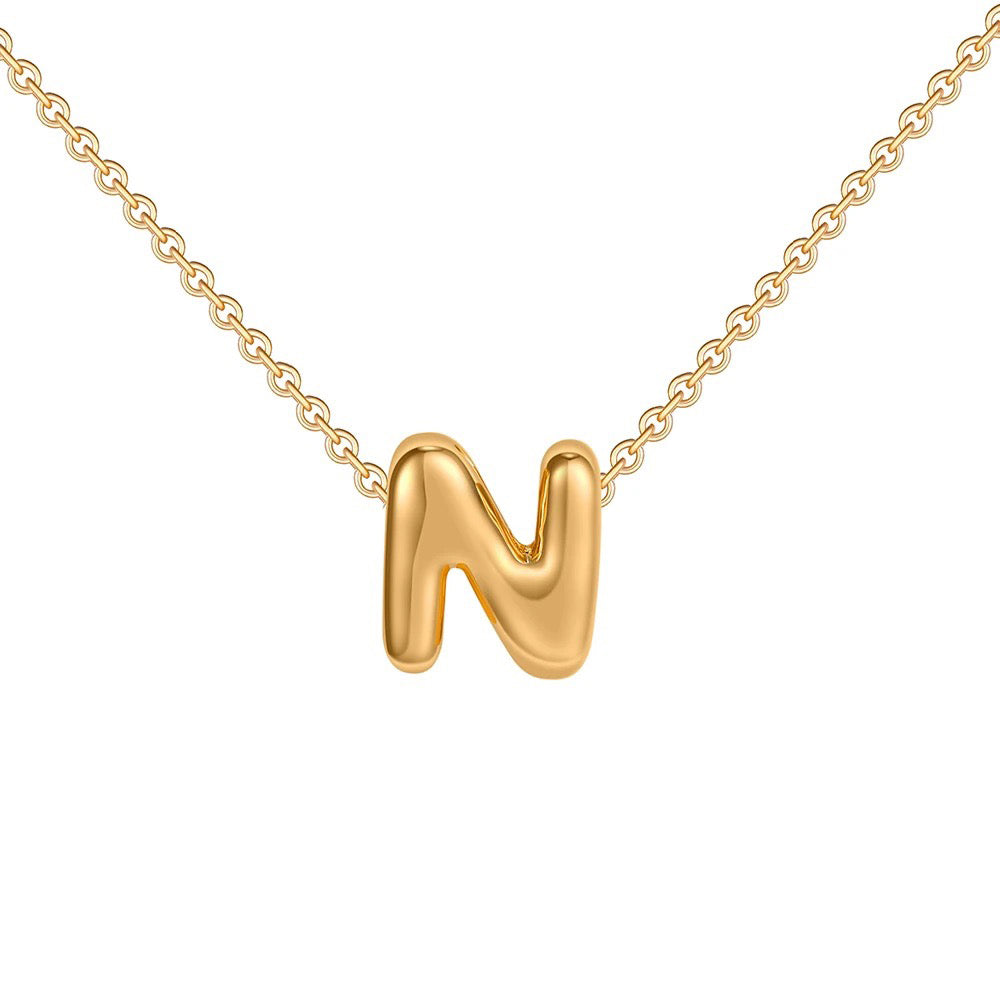 Collana delicata con iniziale a caratteri bombati