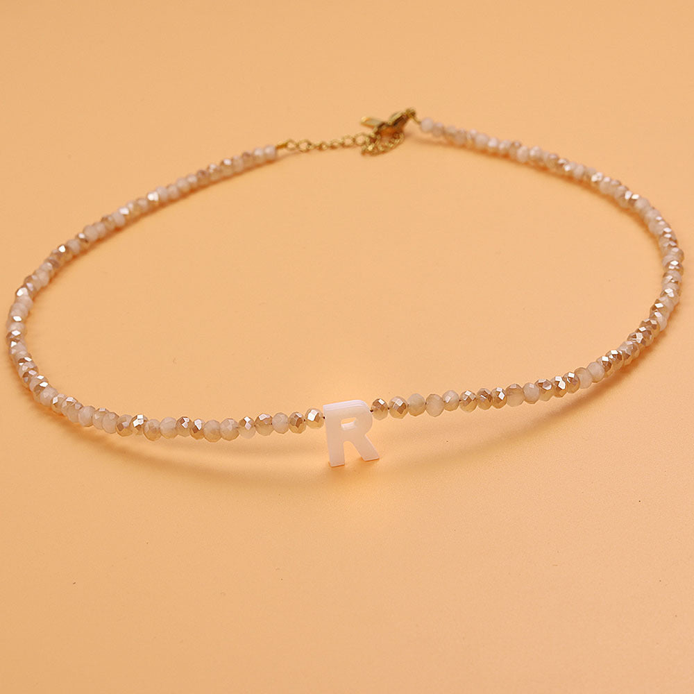 Collar delicado de cuentas de piedra con inicial