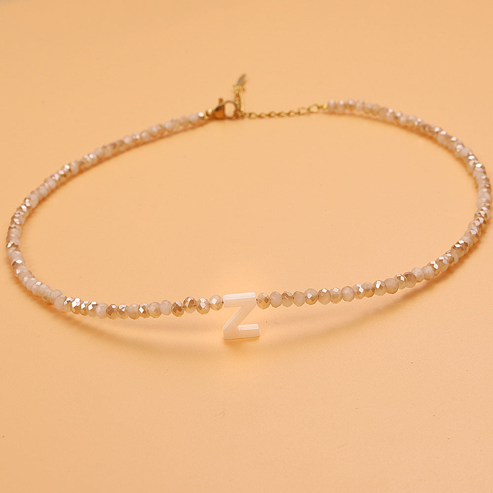Collar delicado de cuentas de piedra con inicial