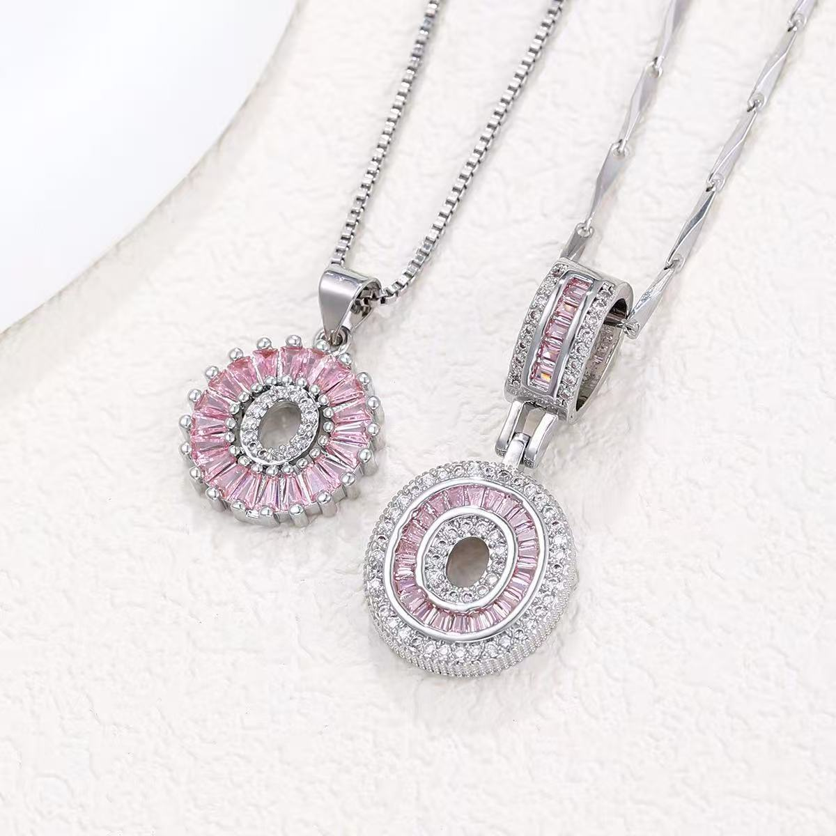 Zestaw 2 naszyjników 14k z diamentowym inicjałem litery (edycja limitowana Pink)