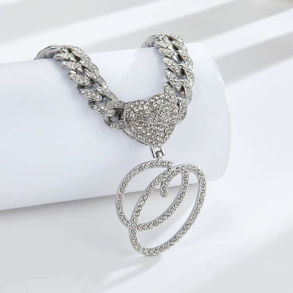 Collana cubana con cuore e iniziale in corsivo, impreziosita da diamanti