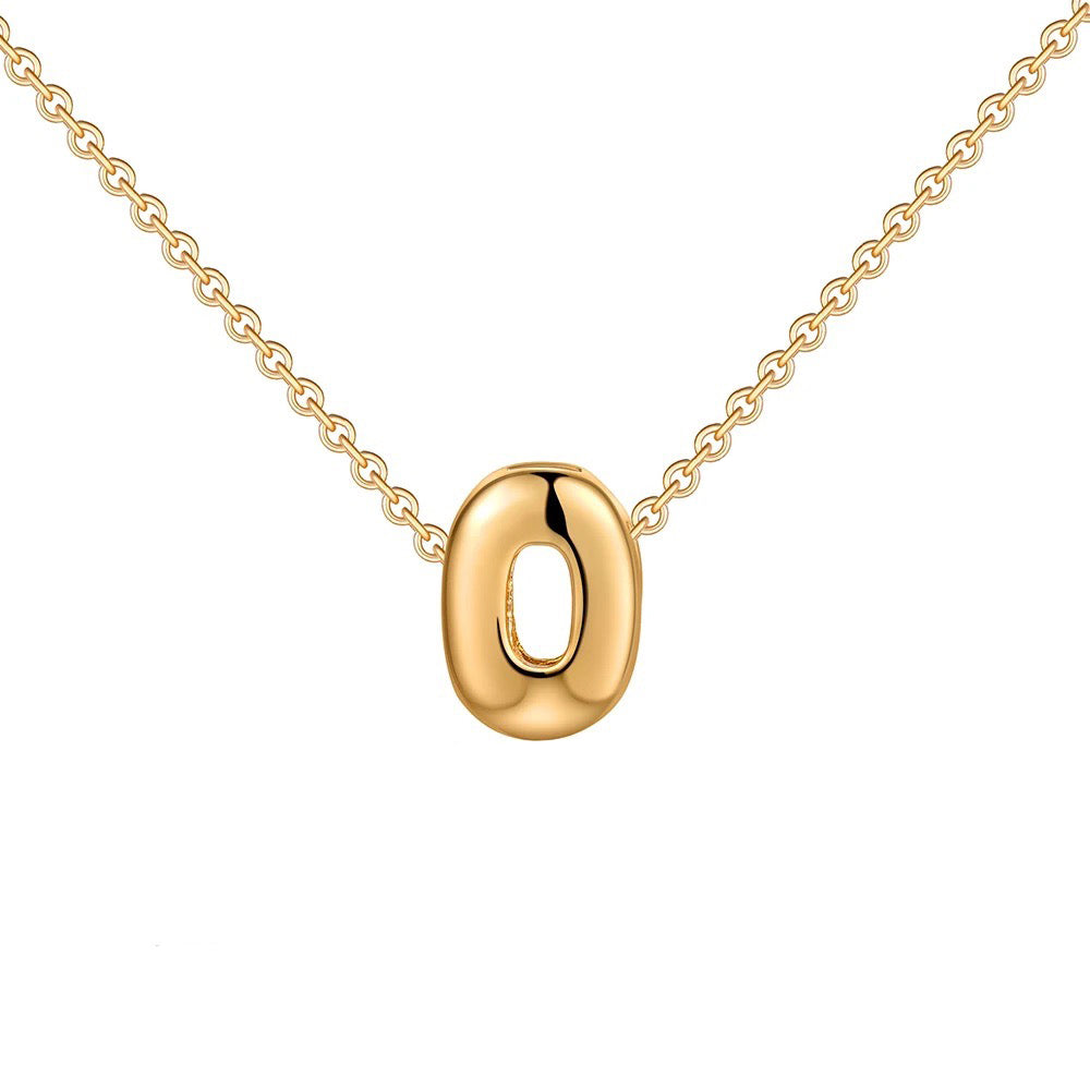 Collana delicata con iniziale a caratteri bombati