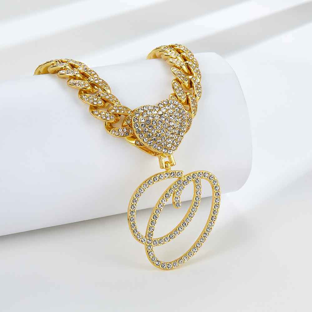 Collana cubana con cuore e iniziale in corsivo, impreziosita da diamanti
