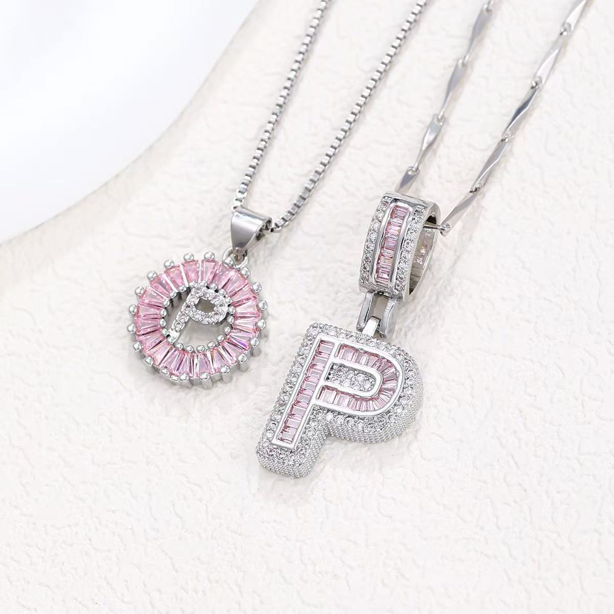 Zestaw 2 naszyjników 14k z diamentowym inicjałem litery (edycja limitowana Pink)