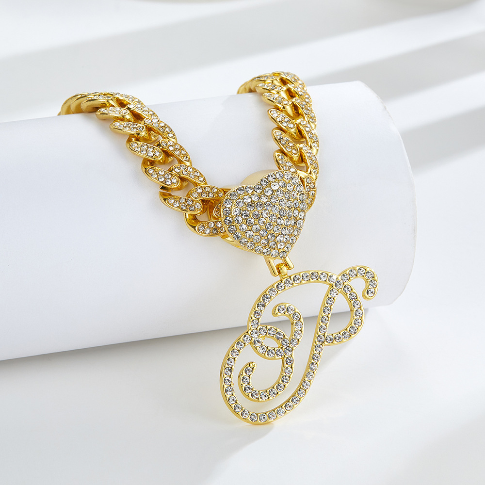 Collana cubana con cuore e iniziale in corsivo, impreziosita da diamanti