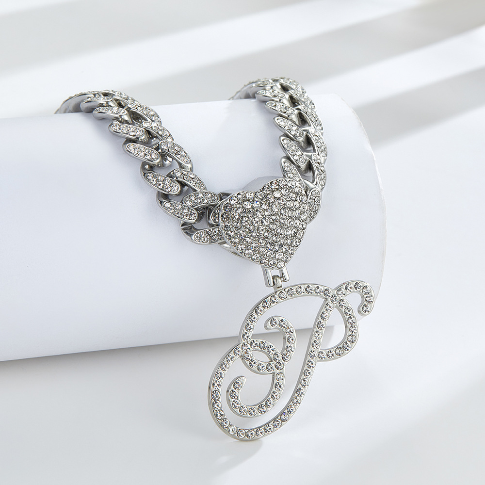 Collana cubana con cuore e iniziale in corsivo, impreziosita da diamanti