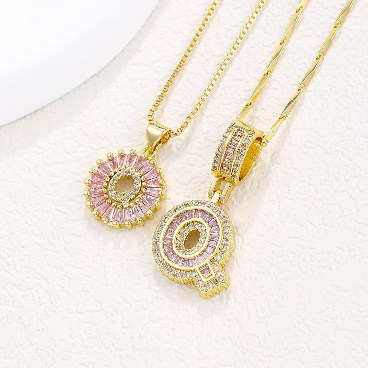 Zestaw 2 naszyjników 14k z diamentowym inicjałem litery (edycja limitowana Pink)