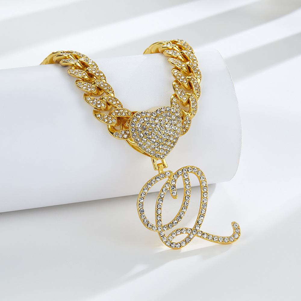 Collana cubana con cuore e iniziale in corsivo, impreziosita da diamanti