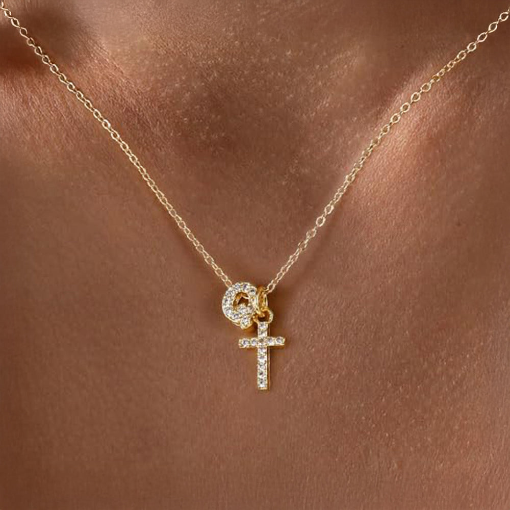 Collar delicado con inicial de diamante y cruz