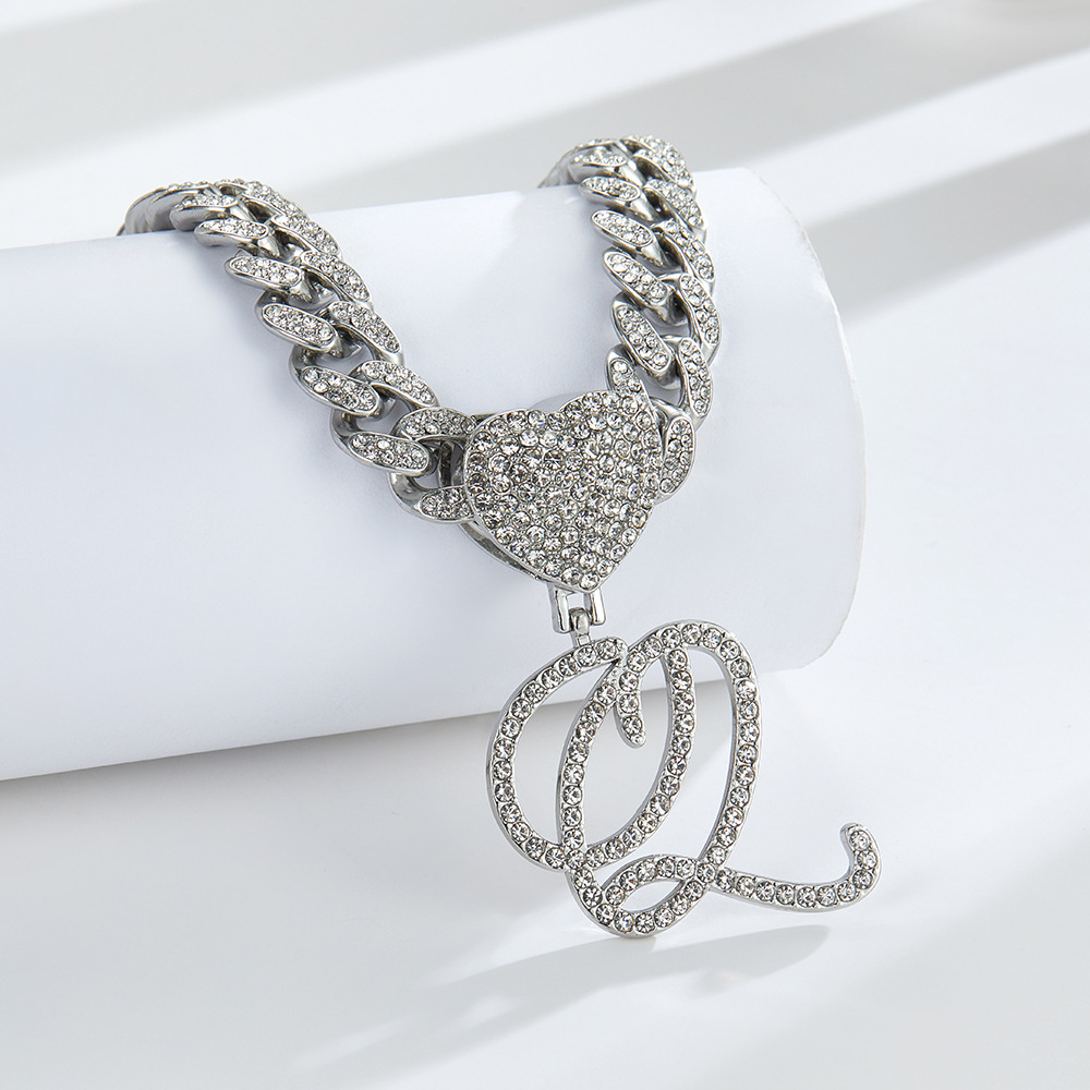 Collana cubana con cuore e iniziale in corsivo, impreziosita da diamanti