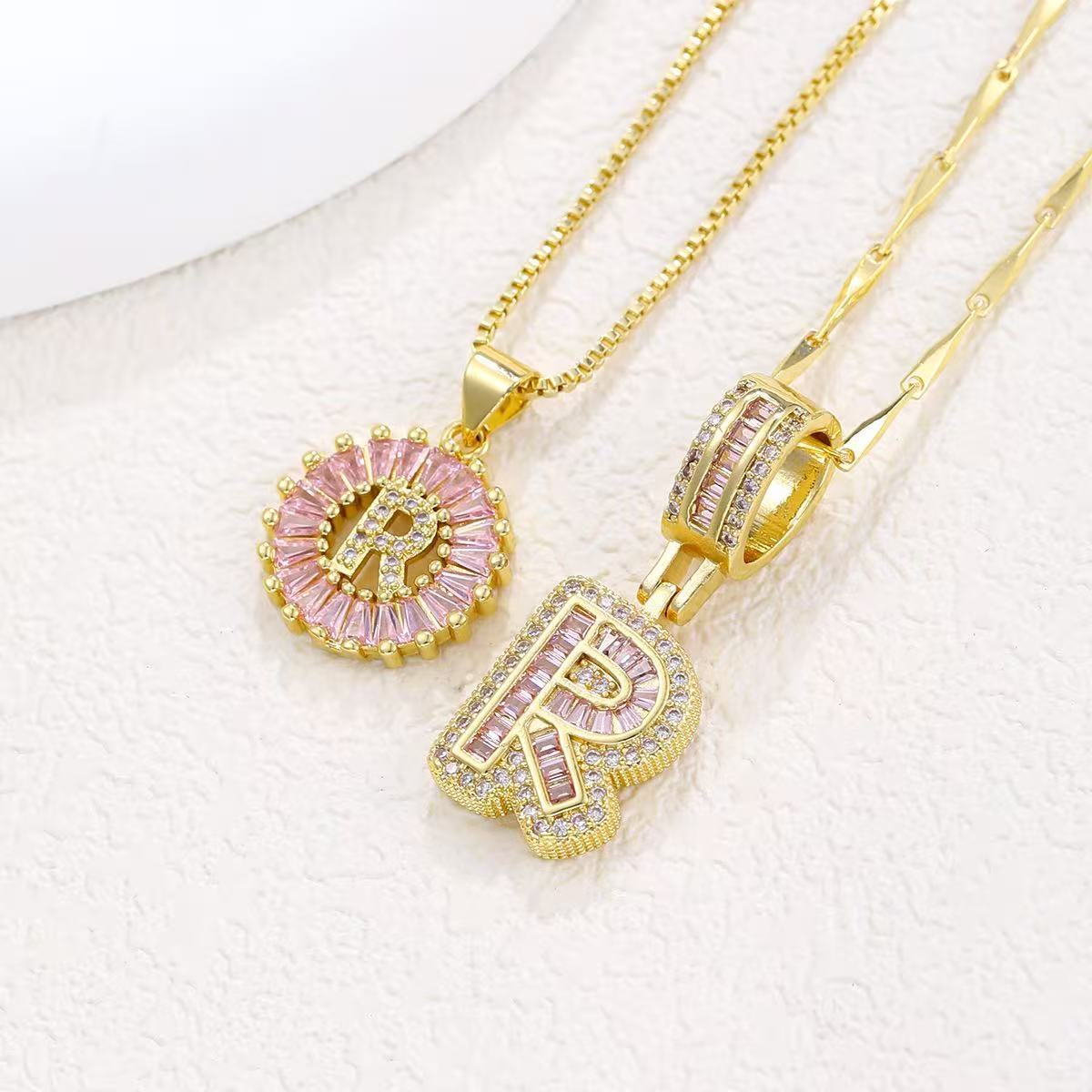 Zestaw 2 naszyjników 14k z diamentowym inicjałem litery (edycja limitowana Pink)