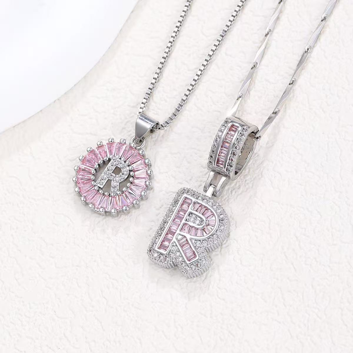 Zestaw 2 naszyjników 14k z diamentowym inicjałem litery (edycja limitowana Pink)