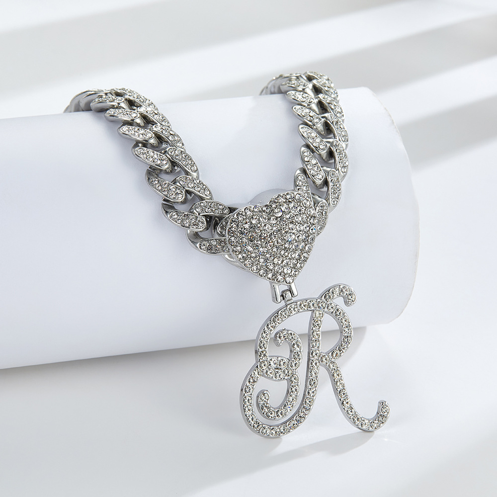 Collana cubana con cuore e iniziale in corsivo, impreziosita da diamanti
