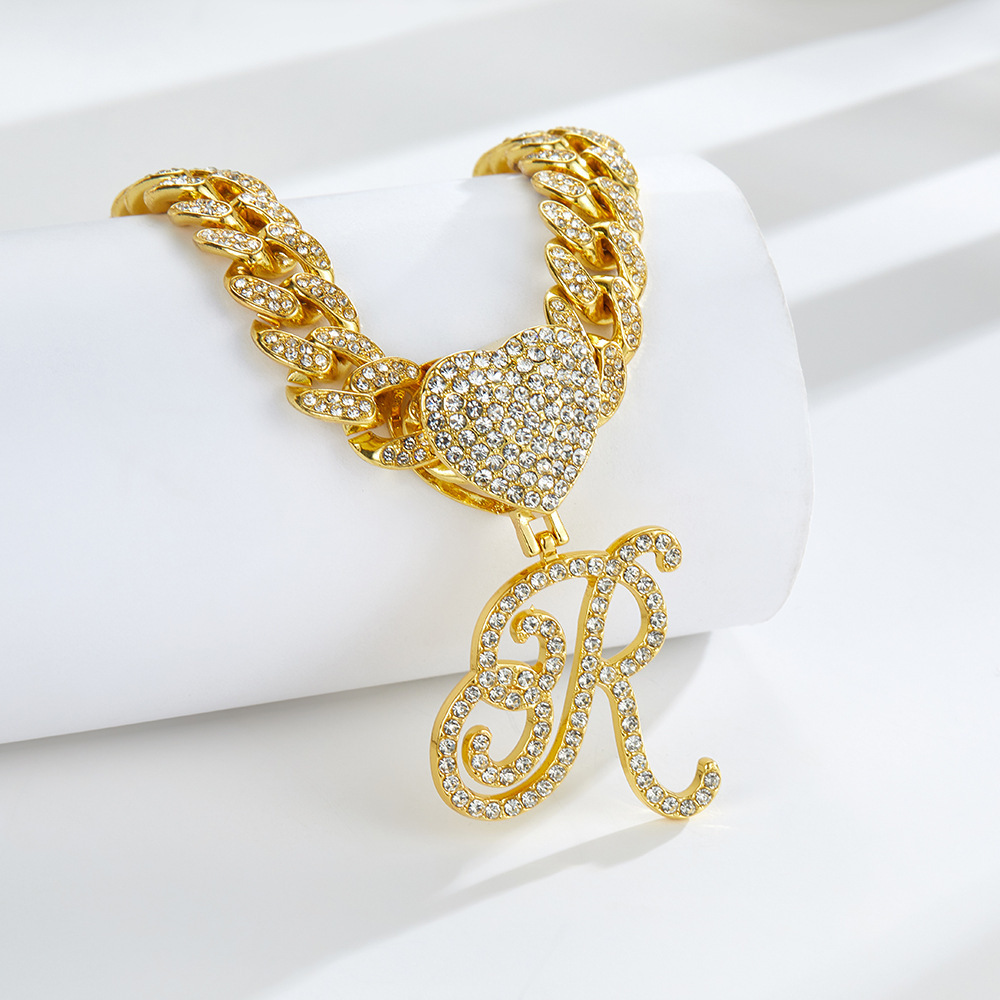 Collana cubana con cuore e iniziale in corsivo, impreziosita da diamanti