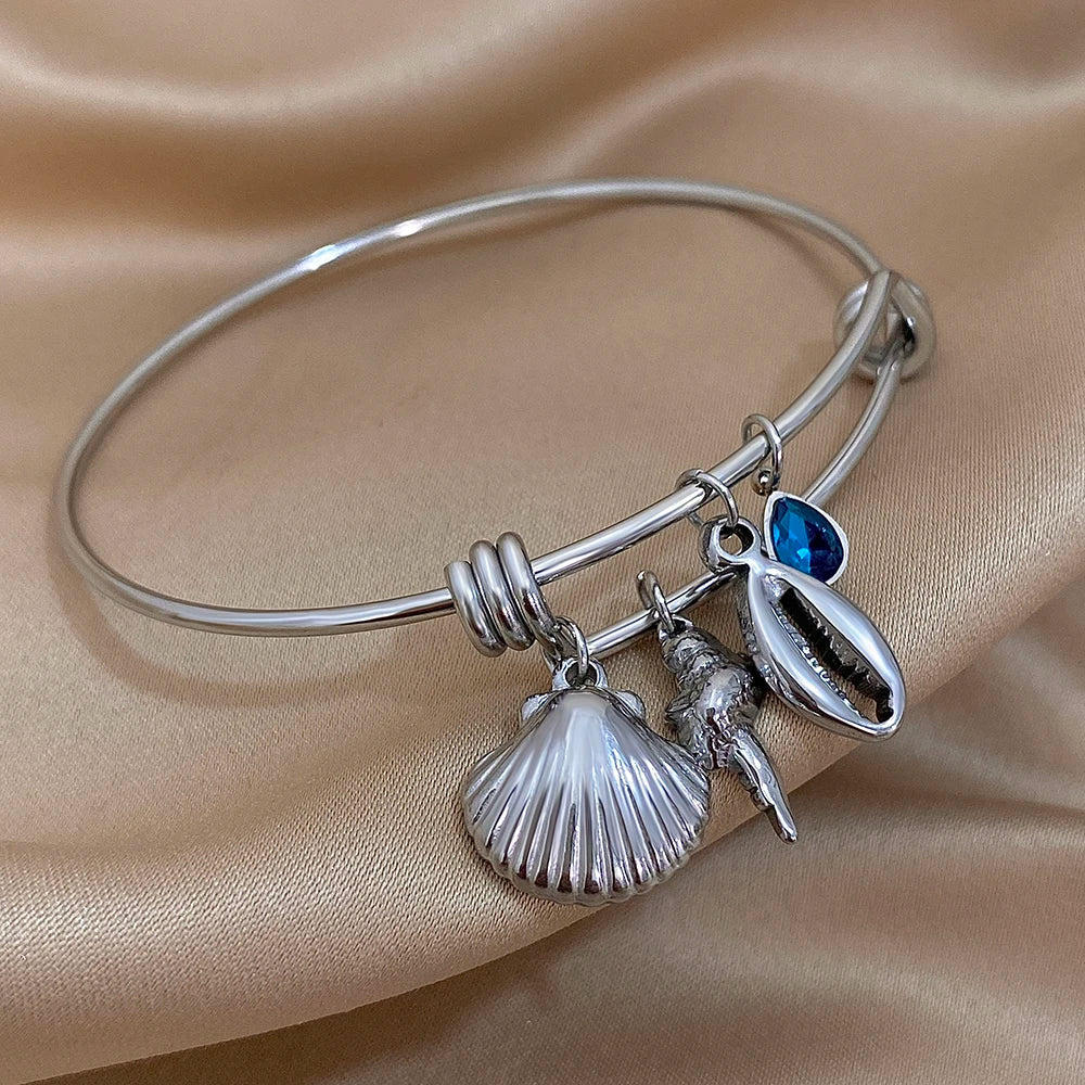 Bransoletka typu bangle z muszlą morską