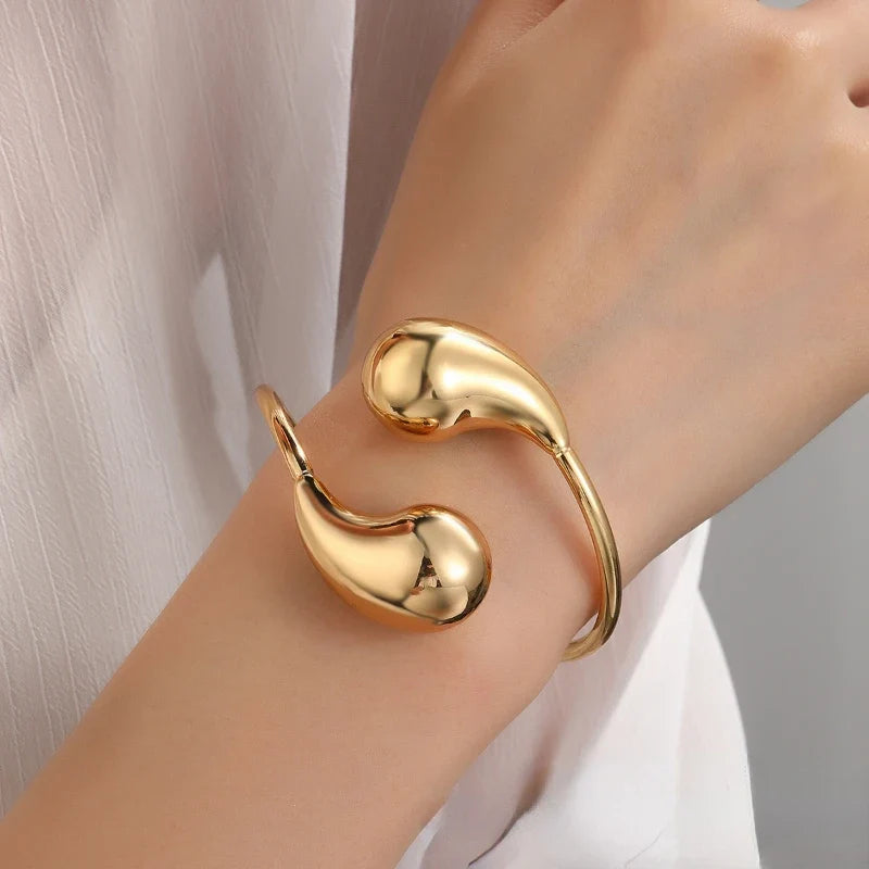 Wyrazista bransoletka typu bangle w kształcie kropli wody