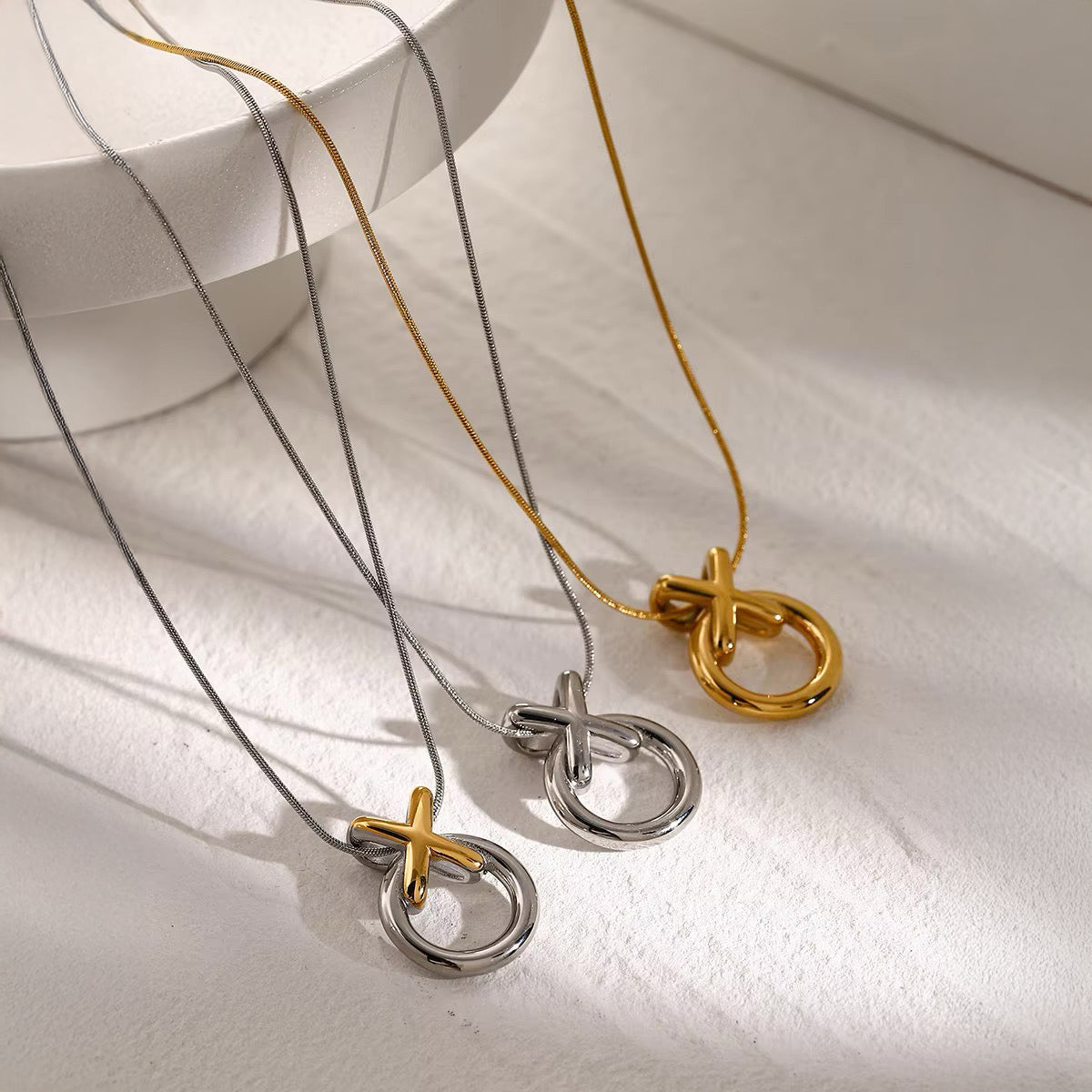 Elegante collana intrecciata XO