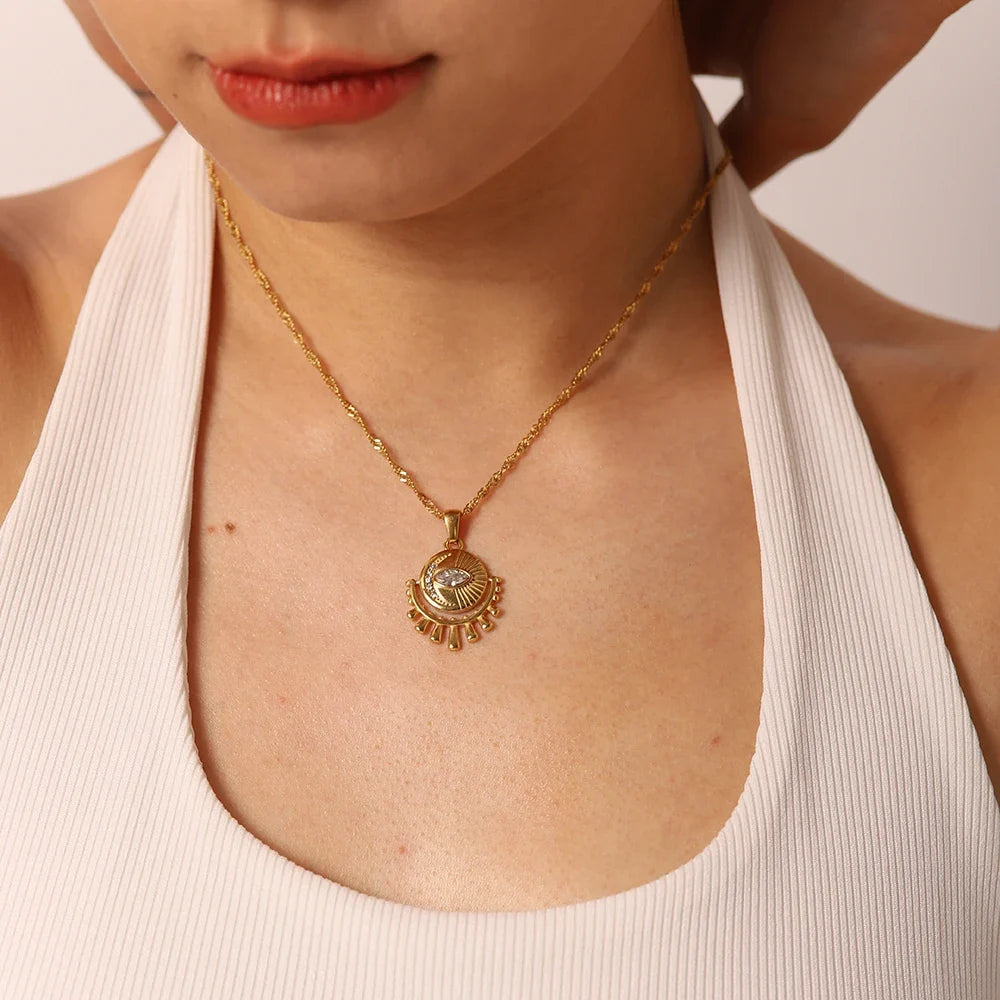 Collana delicata con occhio portafortuna, sole e luna in oro 18k