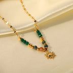 Collana delicata con pendente a sole di ispirazione boho