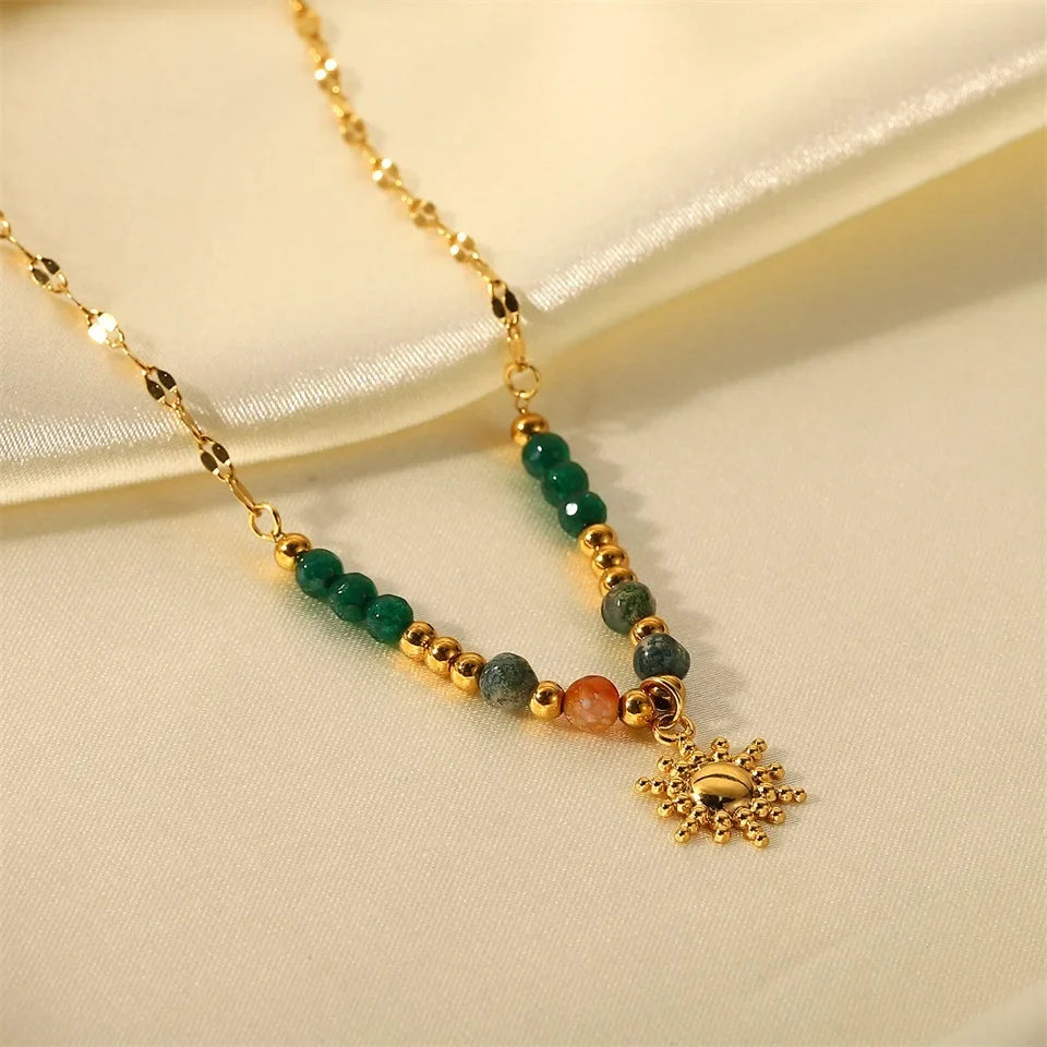 Collana delicata con pendente a sole di ispirazione boho