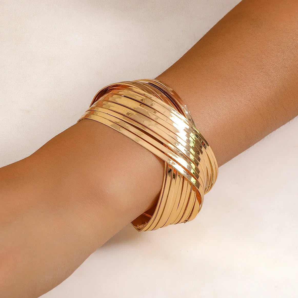Bracelet jonc enveloppant à croix en spirale