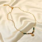 Collana delicata con pendente a sole di ispirazione boho