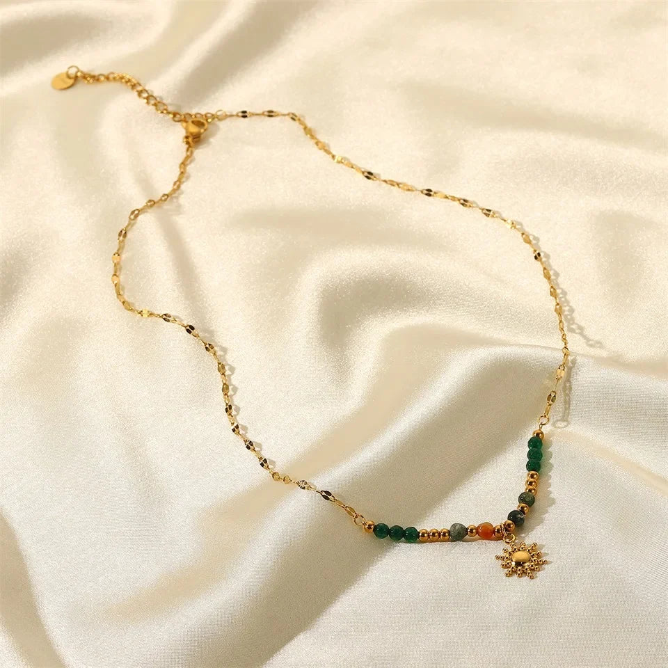 Collana delicata con pendente a sole di ispirazione boho