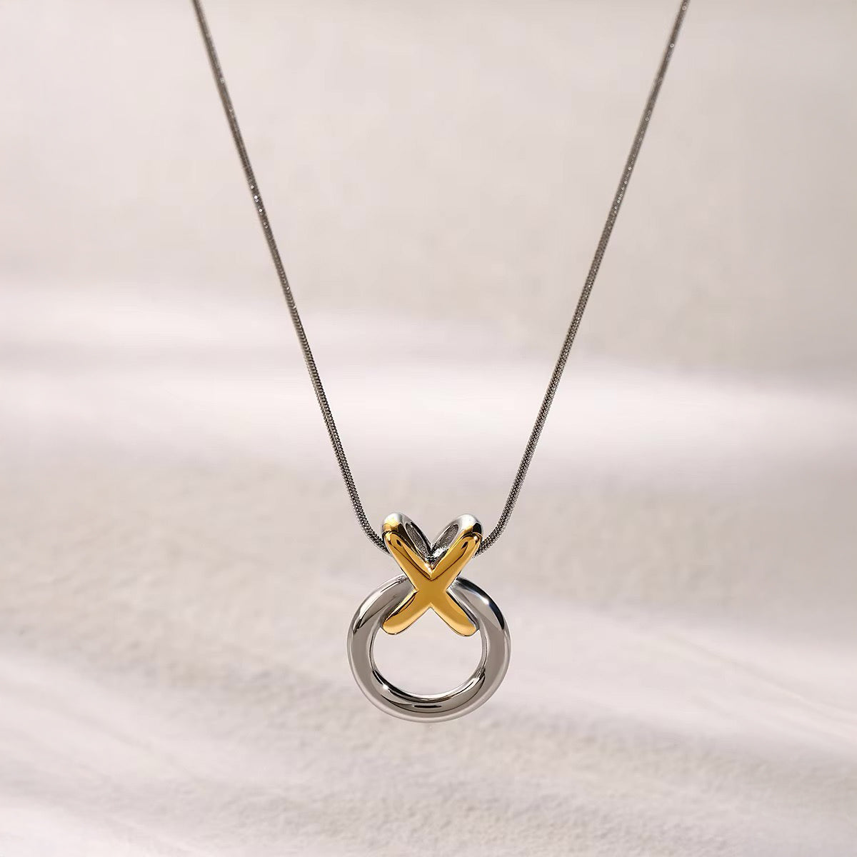 Elegante collana intrecciata XO