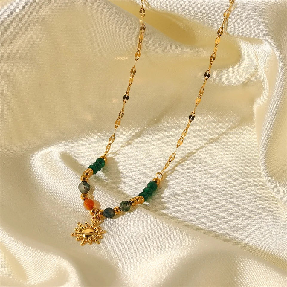 Collana delicata con pendente a sole di ispirazione boho