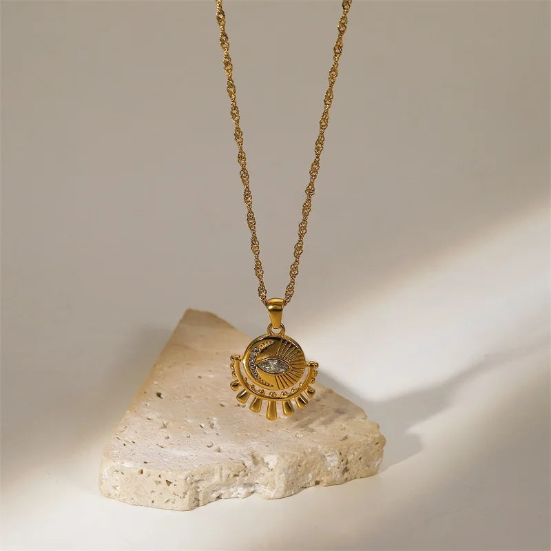 Collana delicata con occhio portafortuna, sole e luna in oro 18k