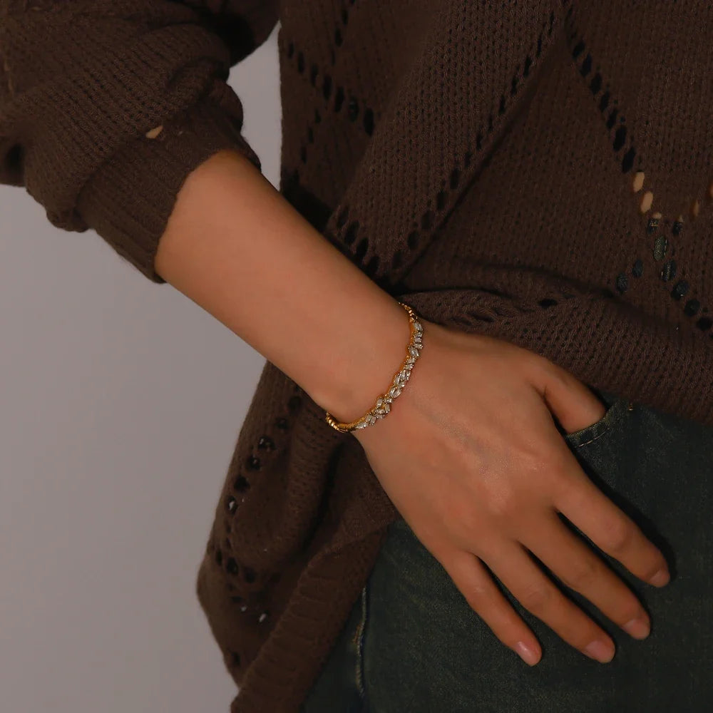 Bransoletka typu bangle z rozproszonymi diamentami, 18k
